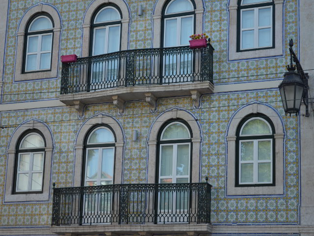 lisbonne-portugal-facade-bleu-mosaique
